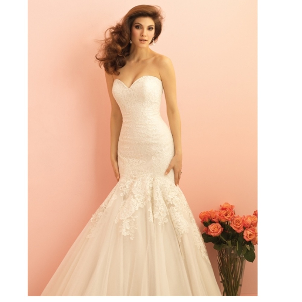 Allure Wedding Dress. Ivory in size 12.